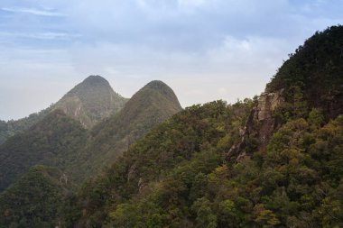 Dağ manzarası. Langkawi teleferik istasyonundaki harika turist bakış açısı. Okyanus ve dağlar