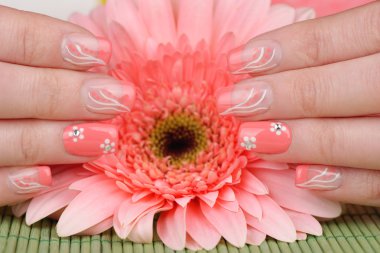 Tırnaklara sahip pembe tırnak sanat