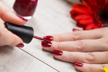 Kırmızı kadın manikürlü tırnaklar