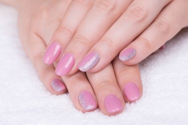 Pembe cila ve ışıltı ile Tırnaklar 
