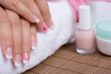 Tırnaklara sahip pembe tırnak sanat