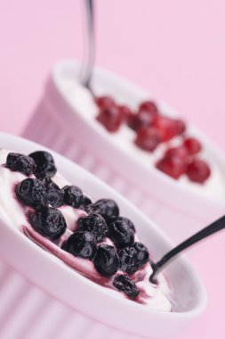 Karışık meyveli yoğurt ile taze çilek