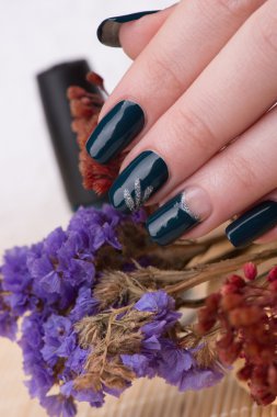 Petrol mavi ile tırnak cilası