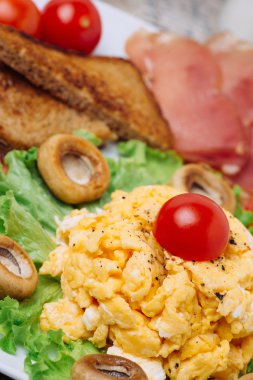 Omlet mantar ve domates