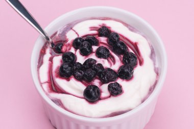 Yabanmersinli taze yoğurt.