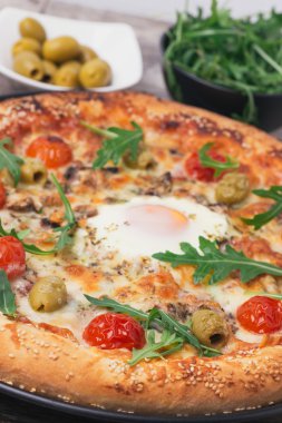 Yumurta ile İtalyan pizza
