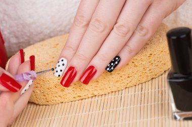 Tırnaklara sahip kırmızı, beyaz ve siyah Lehçe