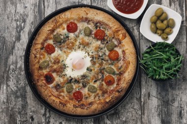 Yumurta ile İtalyan pizza
