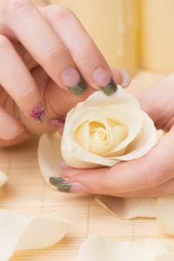  Güzel bakımlı kadın tırnak