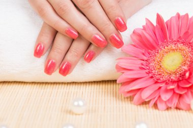 Pembe oje ile Kadın çivi