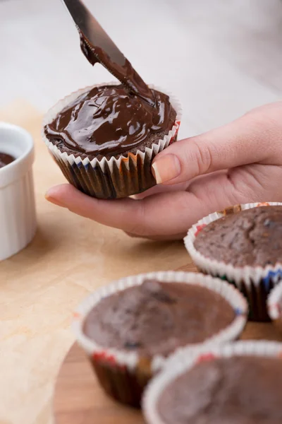 Hacer pasteles de chocolate caseros —  Fotos de Stock