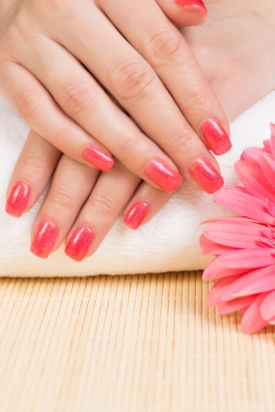 Ongles de femme manucurés rouges — Photo