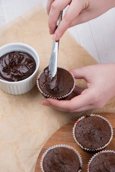Hacer pasteles de chocolate caseros —  Fotos de Stock