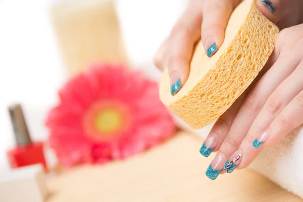 Uñas con brillo azul y esmalte de plata — Foto de Stock