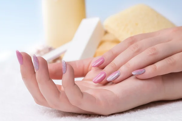 Uñas con esmalte rosa y purpurina — Foto de Stock