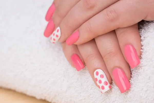 Unhas com esmalte rosa e branco — Fotografia de Stock