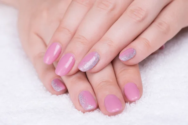 Fingernaglar med rosa lack och glitter — Stockfoto