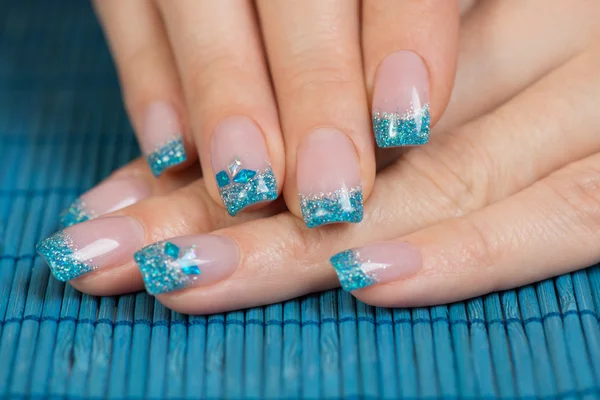 Uñas con brillo azul y esmalte de plata —  Fotos de Stock