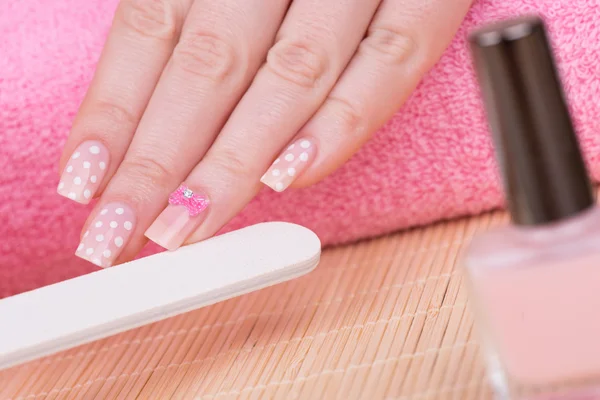 Nail art med prickar och rosett — Stockfoto