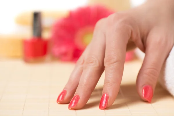 Clavos femeninos con esmalte rosa — Foto de Stock