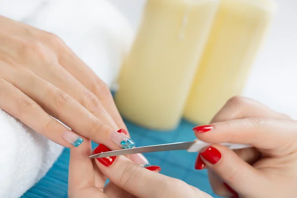 Mulher que tem tratamento de manicure no salão — Fotografia de Stock