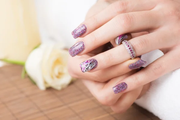 Manicura manos femeninas con anillo de compromiso —  Fotos de Stock