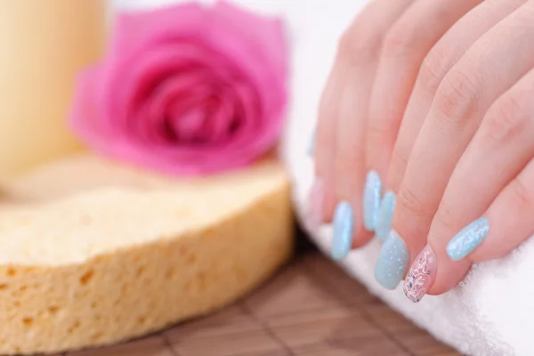 Ongles avec vernis bleu paillettes et argent — Photo