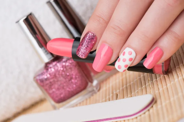 Uñas con brillo, esmalte rosa y blanco — Foto de Stock