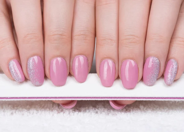 Dedos com polonês rosa e brilho — Fotografia de Stock