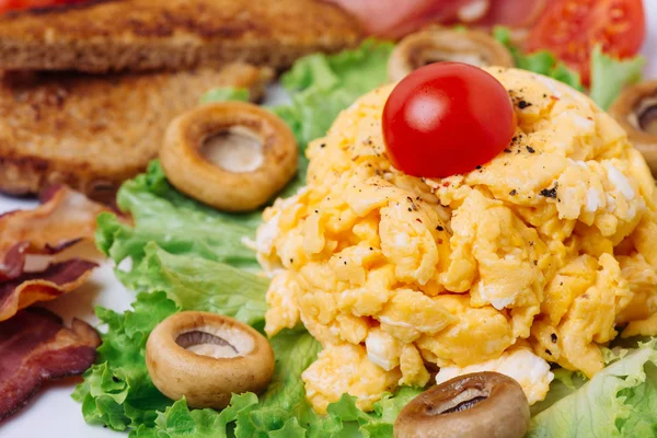 Scrambled eggs with mushrooms and tomatoes — Stock Photo, Image