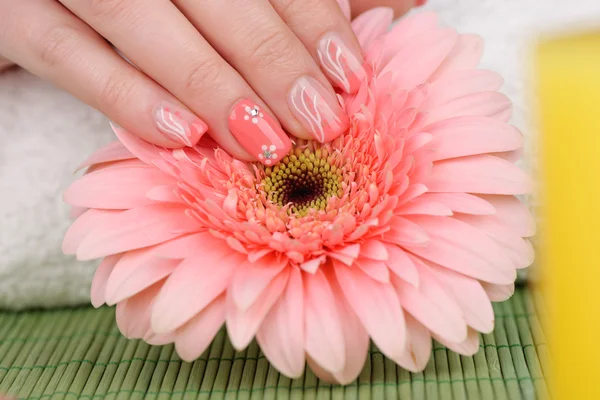 Ongles avec nail art rose — Photo