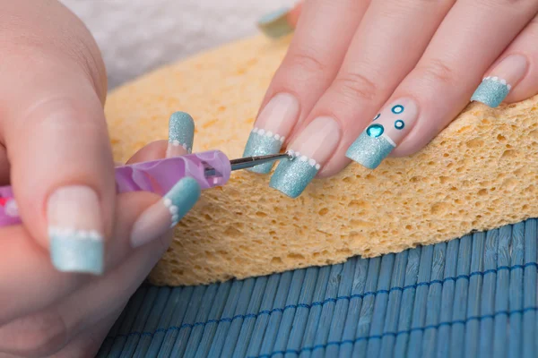 Mooie verzorgde vrouw nagels — Stockfoto