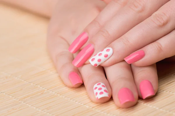 Нігті на пальцях з рожевим і білим лаком для нігтів — стокове фото