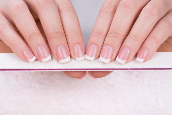 Bonitas uñas de mujer cuidadas — Foto de Stock