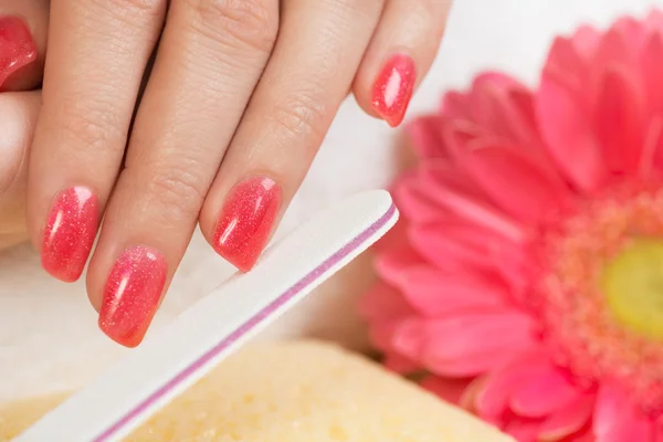 Kvinnliga naglar med rosa nagellack — Stockfoto