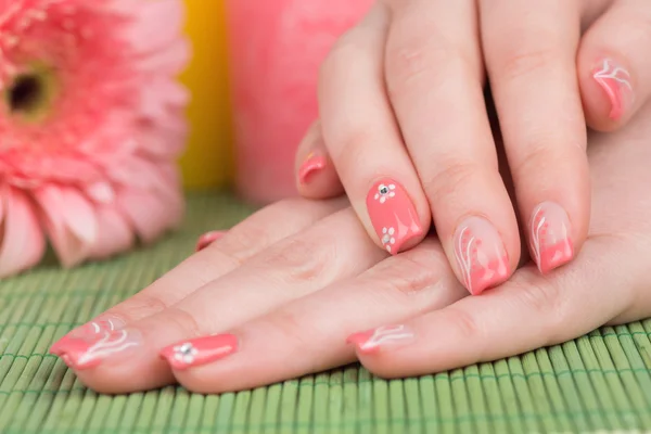 Uñas con uñas de color rosa arte —  Fotos de Stock