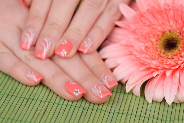 Uñas con uñas de color rosa arte —  Fotos de Stock