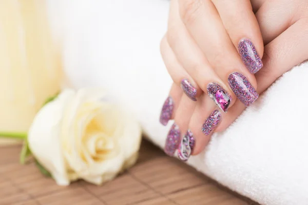 Ongles avec Art intéressant ongles paillettes — Photo