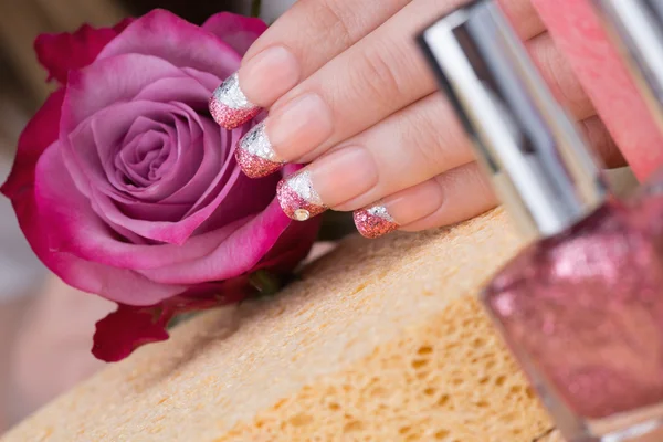 Fingernails with interesting feminine nail design