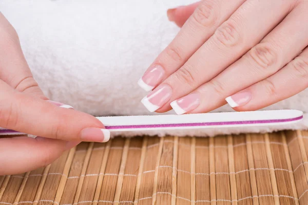 Bonitas uñas de mujer cuidadas — Foto de Stock