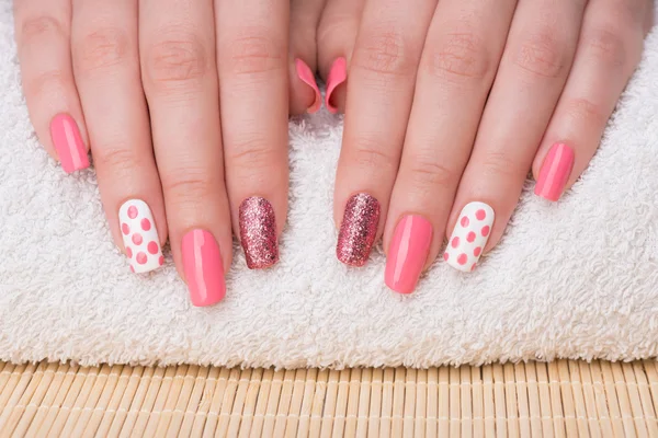 Uñas con brillo, esmalte rosa y blanco — Foto de Stock