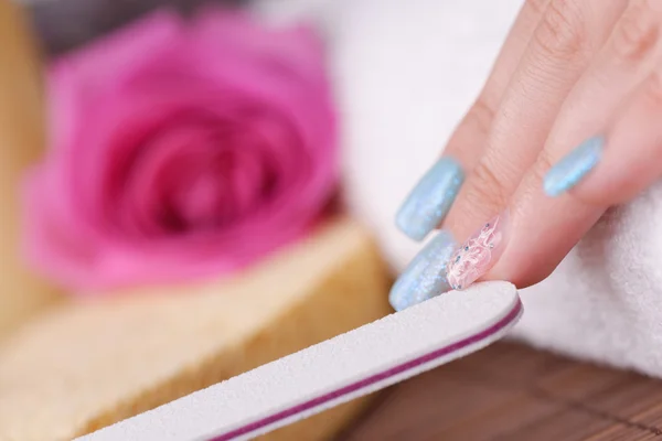 Uñas con brillo azul y esmalte de plata — Foto de Stock