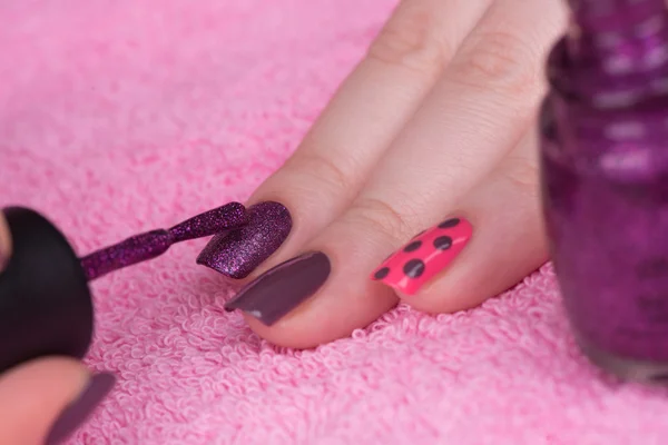 ピンクと紫のポーランド女性の爪 — ストック写真
