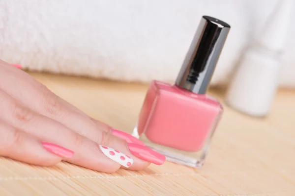 Unhas com esmalte rosa e branco — Fotografia de Stock