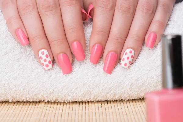 Нігті на пальцях з рожевим і білим лаком для нігтів — стокове фото