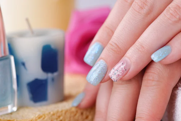 Ongles avec vernis bleu paillettes et argent — Photo