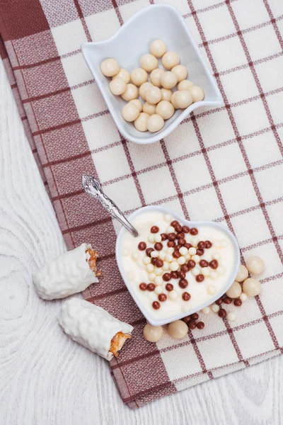 Çikolata süslemeli vanilya puding - Stok İmaj