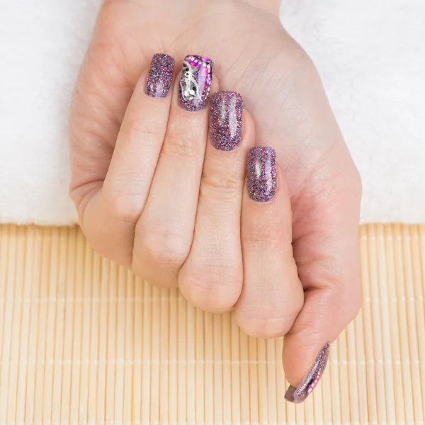 Unghie con interessante nail art glitter Immagini Stock Royalty Free