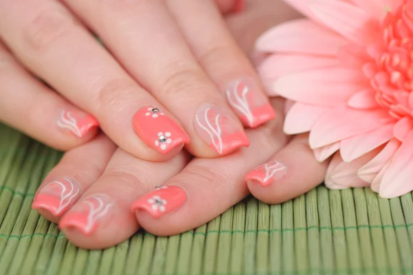 Unghie con nail art rosa Immagine Stock