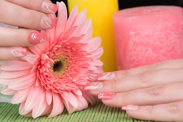 Unghie con nail art rosa Immagini Stock Royalty Free